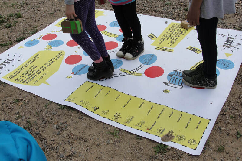 Kinder spielen ein Brettspiel